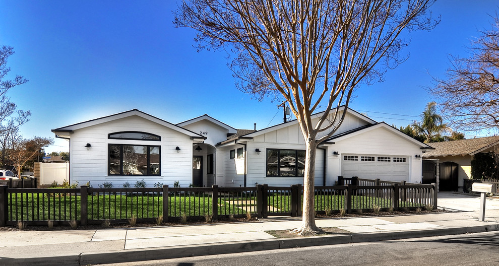 Kleines, Einstöckiges Maritimes Einfamilienhaus mit Mix-Fassade, weißer Fassadenfarbe, Satteldach und Schindeldach in Orange County