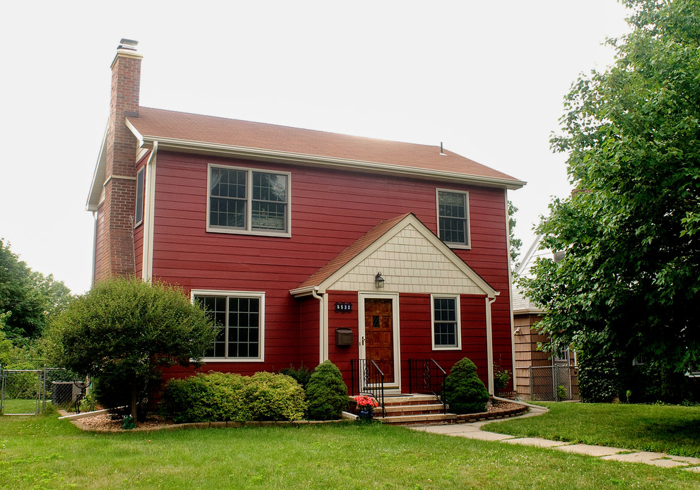 Ejemplo de fachada de casa roja clásica renovada de tamaño medio de dos plantas con revestimientos combinados, tejado a dos aguas y tejado de teja de madera