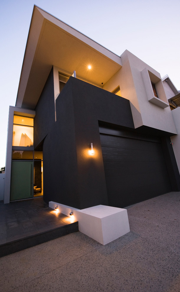 Diseño de fachada negra contemporánea de tres plantas con revestimiento de estuco y tejado plano