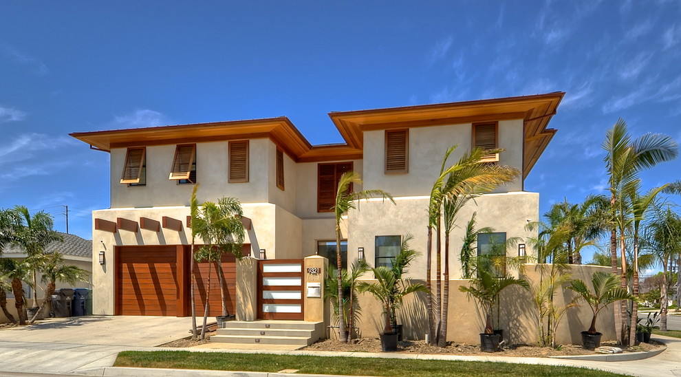Стильный дизайн: большой, двухэтажный, бежевый частный загородный дом в морском стиле с облицовкой из цементной штукатурки и плоской крышей - последний тренд