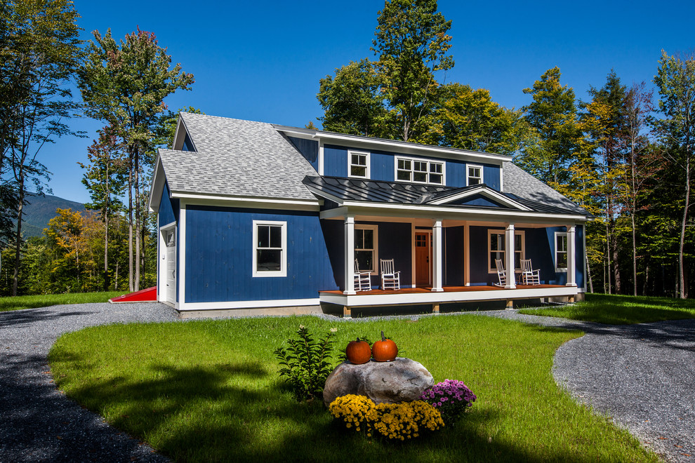 Пример оригинального дизайна: двухэтажный, деревянный, синий частный загородный дом среднего размера в классическом стиле с двускатной крышей и крышей из гибкой черепицы