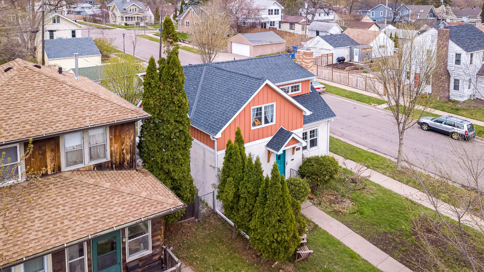 Zweistöckiges Klassisches Einfamilienhaus mit Putzfassade und beiger Fassadenfarbe in Minneapolis