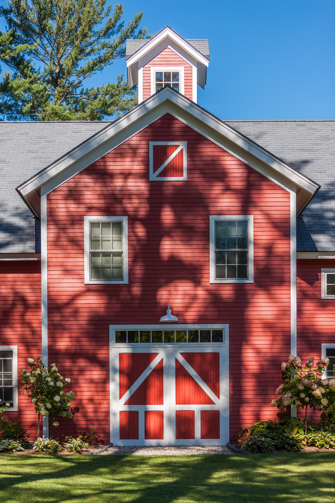 Foto de fachada de casa roja de estilo de casa de campo grande de dos plantas con revestimiento de madera, tejado a dos aguas y tejado de teja de madera