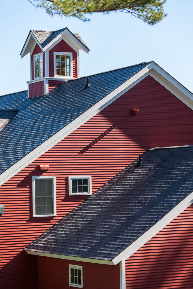 Modelo de fachada de casa roja de estilo de casa de campo grande de dos plantas con revestimiento de madera, tejado a dos aguas y tejado de teja de madera