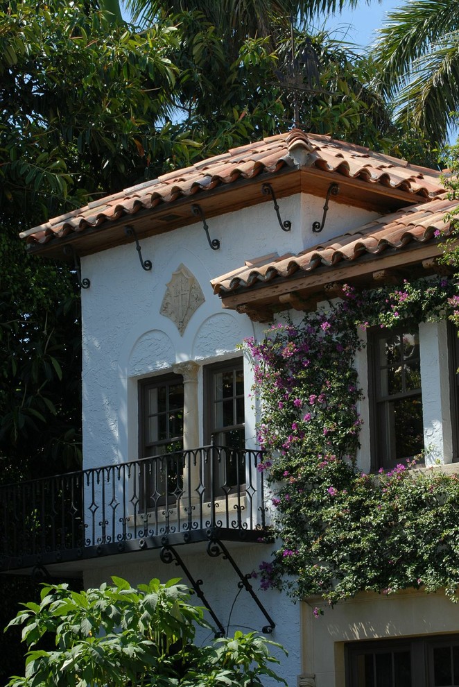Idée de décoration pour une façade de maison méditerranéenne.