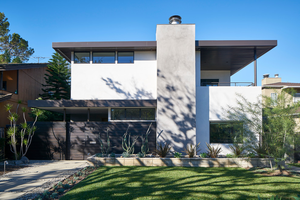 Medium sized and white modern two floor house exterior in Los Angeles with wood cladding and a flat roof.