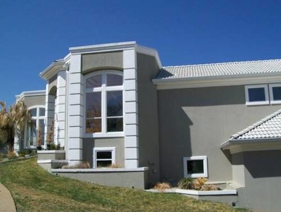 Свежая идея для дизайна: большой, двухэтажный, серый дом в стиле ретро с облицовкой из цементной штукатурки - отличное фото интерьера