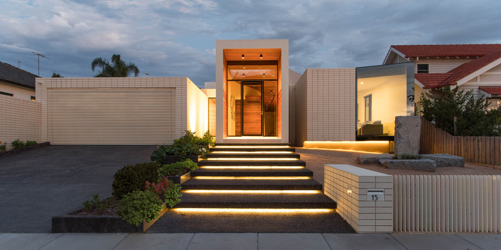 Einstöckiges Modernes Einfamilienhaus mit Backsteinfassade, weißer Fassadenfarbe und Flachdach in Melbourne