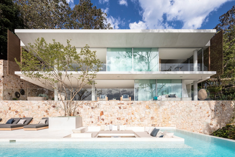 Diseño de fachada de casa blanca moderna de dos plantas con revestimiento de vidrio y tejado plano