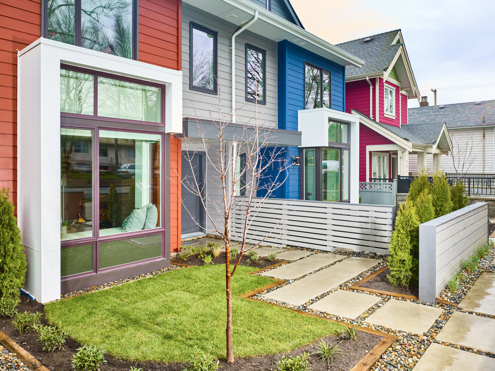 Mittelgroßes, Dreistöckiges Modernes Haus mit grauer Fassadenfarbe in Vancouver