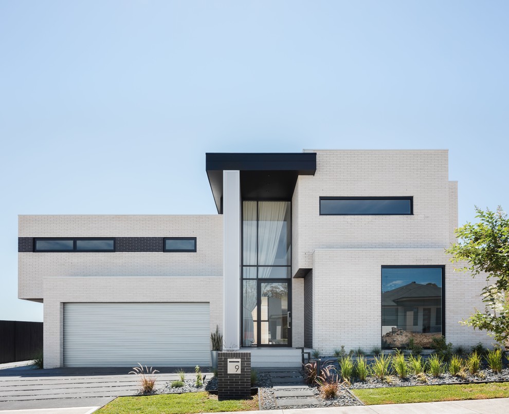 Zweistöckiges Modernes Einfamilienhaus mit Backsteinfassade, weißer Fassadenfarbe und Flachdach in Sydney
