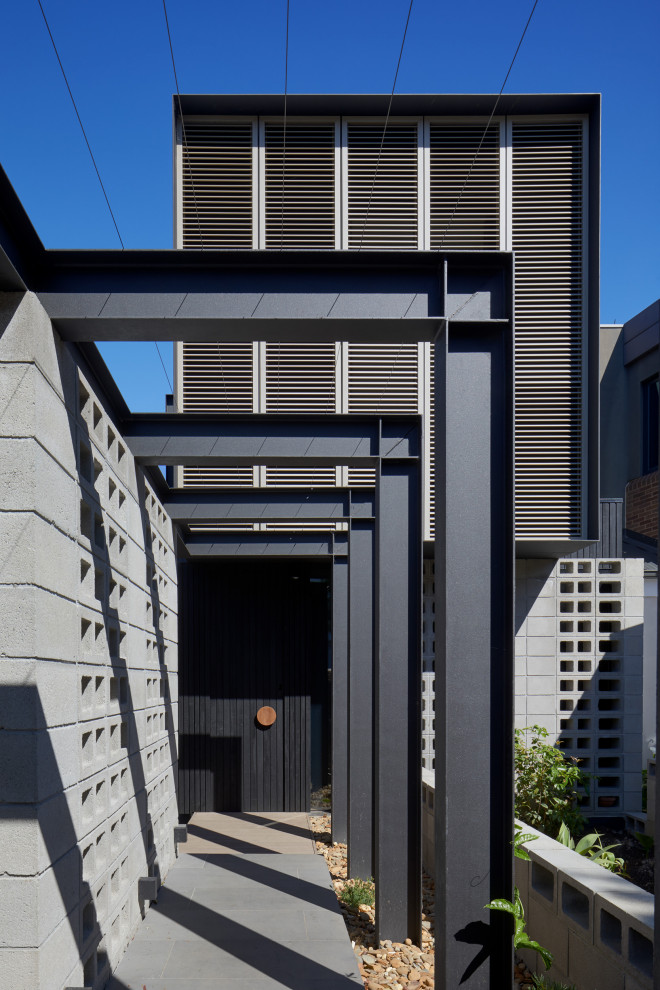 Идея дизайна: двухэтажный, кирпичный, черный частный загородный дом среднего размера в стиле модернизм с плоской крышей, металлической крышей и черной крышей