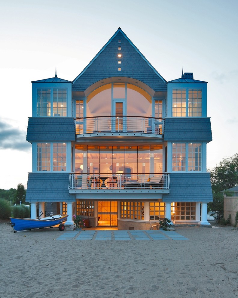 Idee per la villa grande blu stile marinaro a tre piani con rivestimento in legno, tetto a capanna e copertura a scandole
