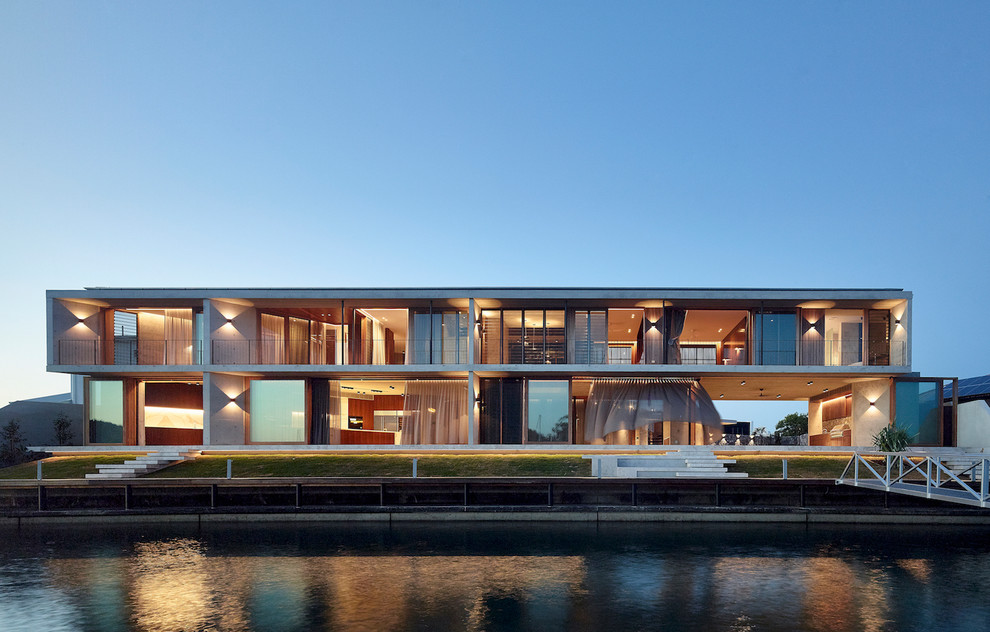 Zweistöckiges Modernes Einfamilienhaus mit Glasfassade, grauer Fassadenfarbe und Flachdach in Los Angeles