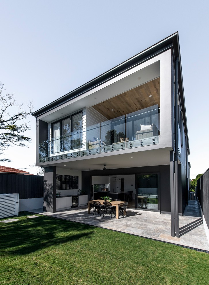 Diseño de fachada de casa multicolor minimalista de tamaño medio de dos plantas con revestimientos combinados, tejado plano y tejado de metal