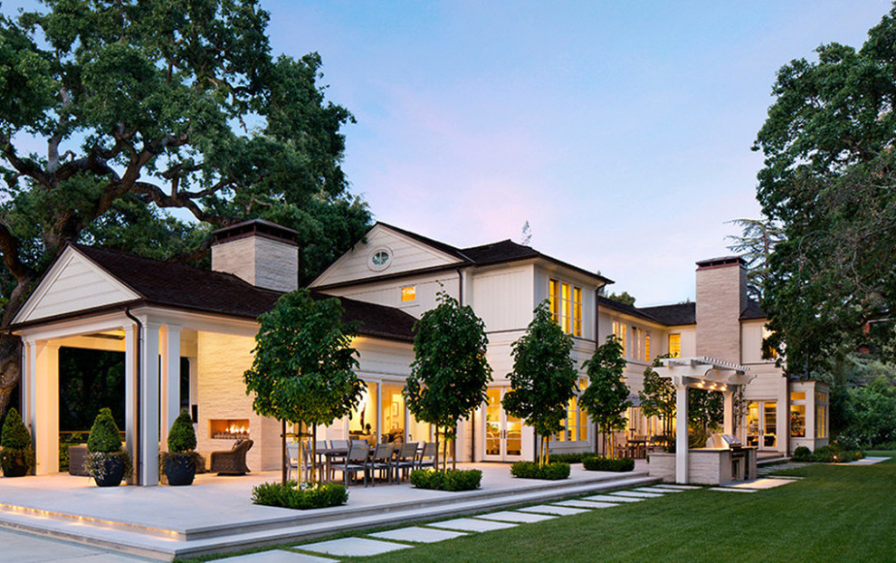 Стильный дизайн: большой, двухэтажный, деревянный, белый частный загородный дом в стиле модернизм - последний тренд