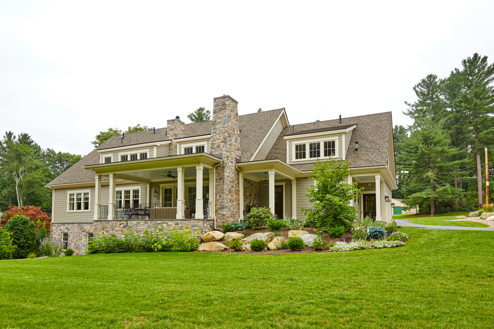 Пример оригинального дизайна: двухэтажный, серый частный загородный дом в стиле кантри с двускатной крышей, крышей из гибкой черепицы, серой крышей и отделкой дранкой