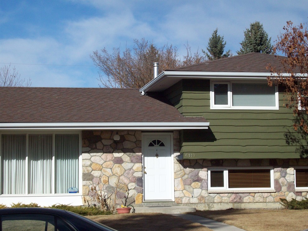 Medium sized and green classic two floor detached house in Calgary with stone cladding, a half-hip roof and a shingle roof.