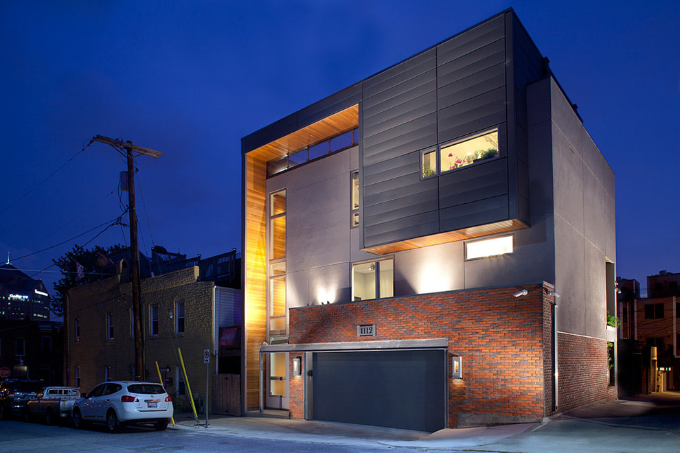 Imagen de fachada gris contemporánea con revestimientos combinados