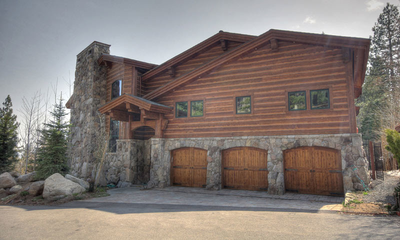 Пример оригинального дизайна: большой, двухэтажный, деревянный, коричневый дом в стиле рустика с полувальмовой крышей для охотников
