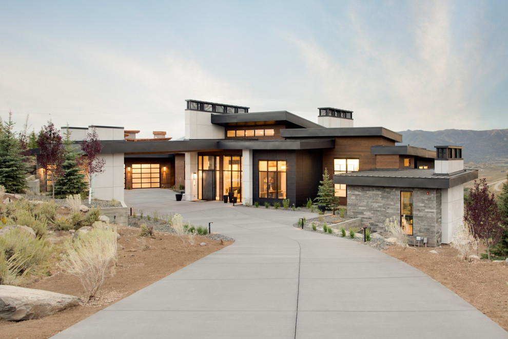 Inspiration för moderna flerfärgade hus, med platt tak och tak i metall