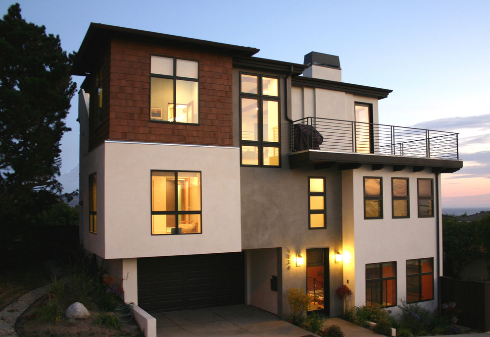 Foto della facciata di una casa grande bianca contemporanea a tre piani con rivestimenti misti e tetto piano