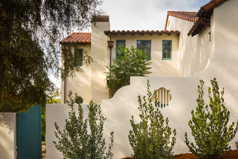 Свежая идея для дизайна: большой, двухэтажный, белый дом в средиземноморском стиле с облицовкой из цементной штукатурки и двускатной крышей - отличное фото интерьера