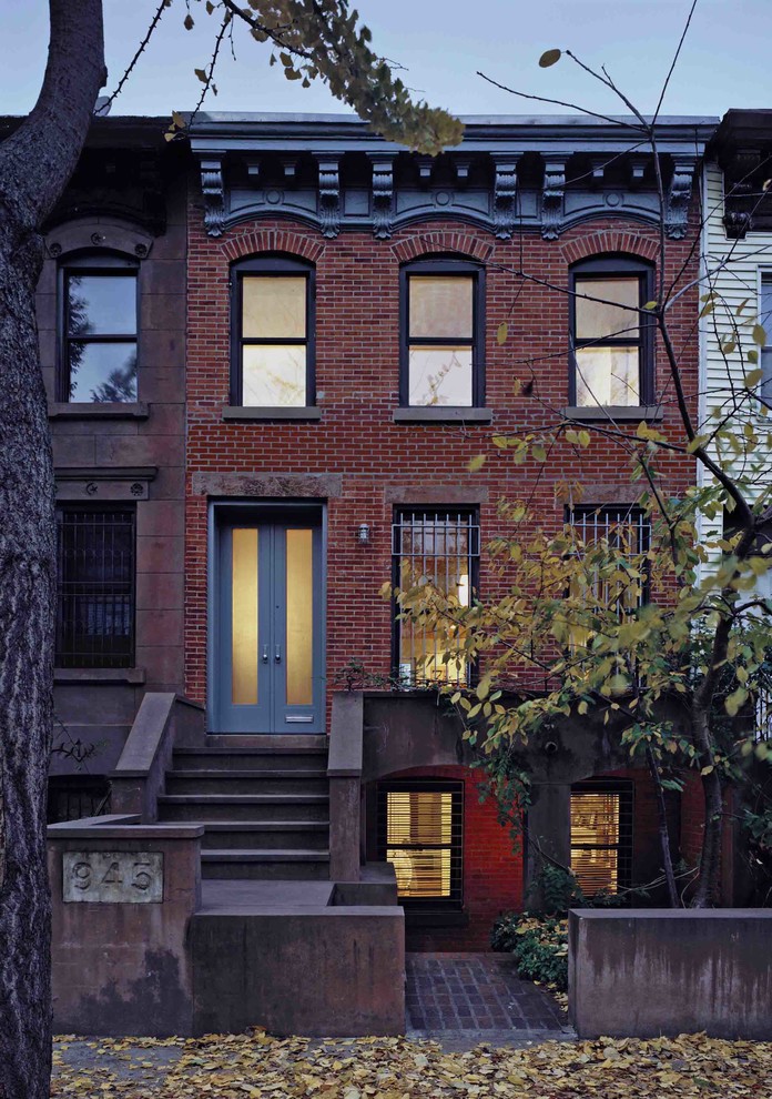 ニューヨークにある低価格の中くらいなトランジショナルスタイルのおしゃれな三階建ての家 (レンガサイディング、タウンハウス) の写真