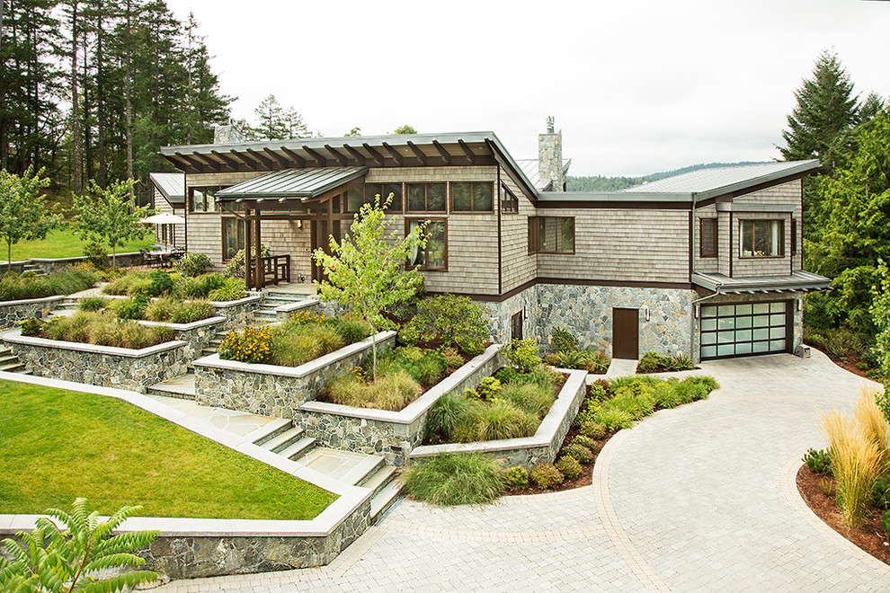 Cette image montre une façade de maison multicolore design à un étage avec un revêtement mixte.