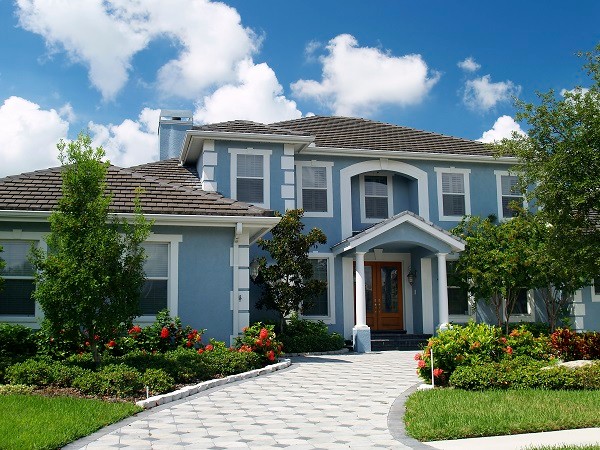 Идея дизайна: огромный, двухэтажный, синий дом в классическом стиле с облицовкой из цементной штукатурки