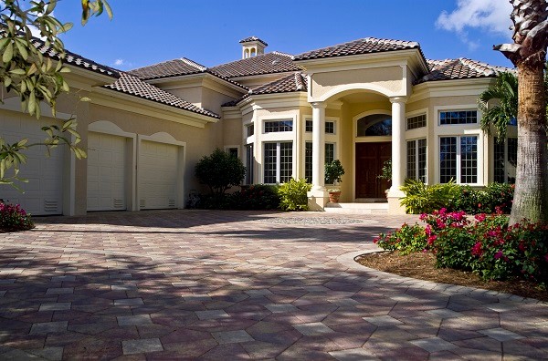 Example of a huge classic beige three-story stucco exterior home design in Tampa