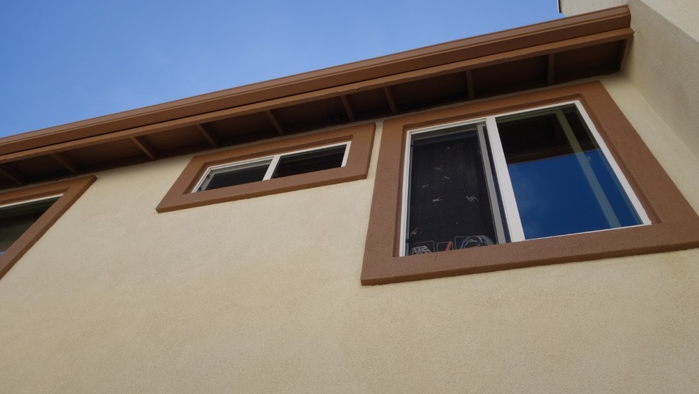 Großes, Zweistöckiges Mediterranes Haus mit Mix-Fassade und beiger Fassadenfarbe in San Diego