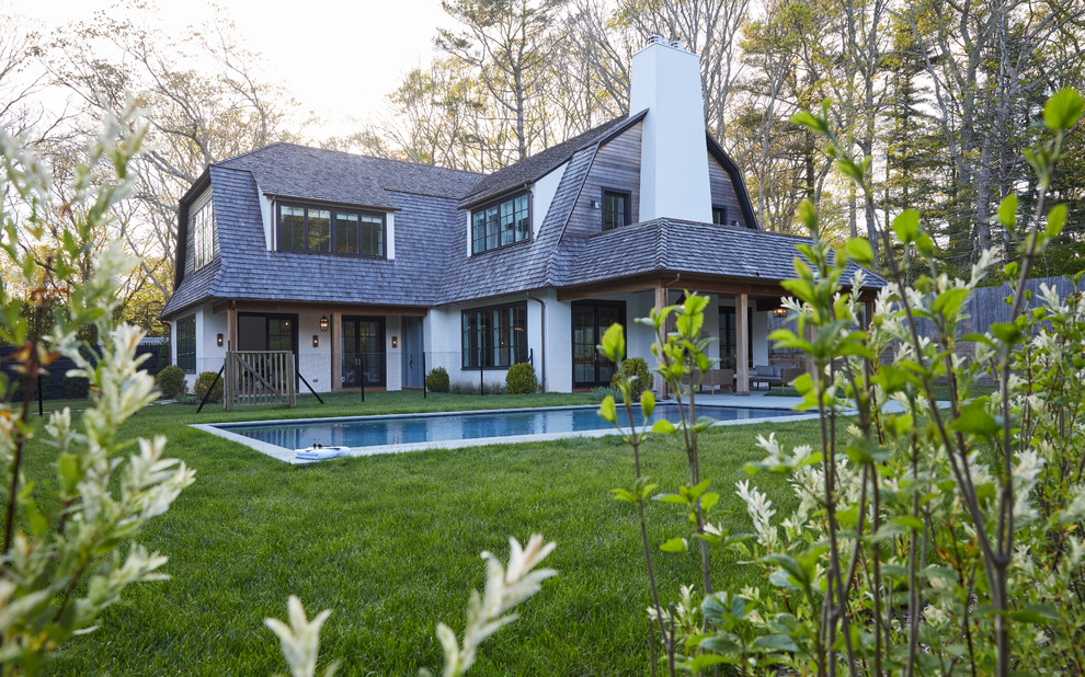Ispirazione per la villa grande bianca country a due piani con rivestimenti misti, tetto a mansarda e copertura verde