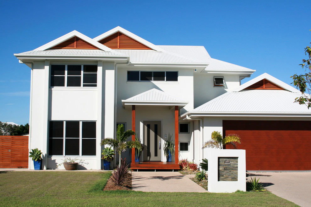 Esempio della villa grande bianca contemporanea a due piani con rivestimento in stucco, tetto a padiglione e copertura in metallo o lamiera