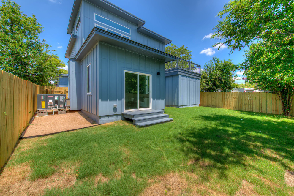 Zweistöckiges Wohnung mit Faserzement-Fassade, blauer Fassadenfarbe, Pultdach und Schindeldach in Austin