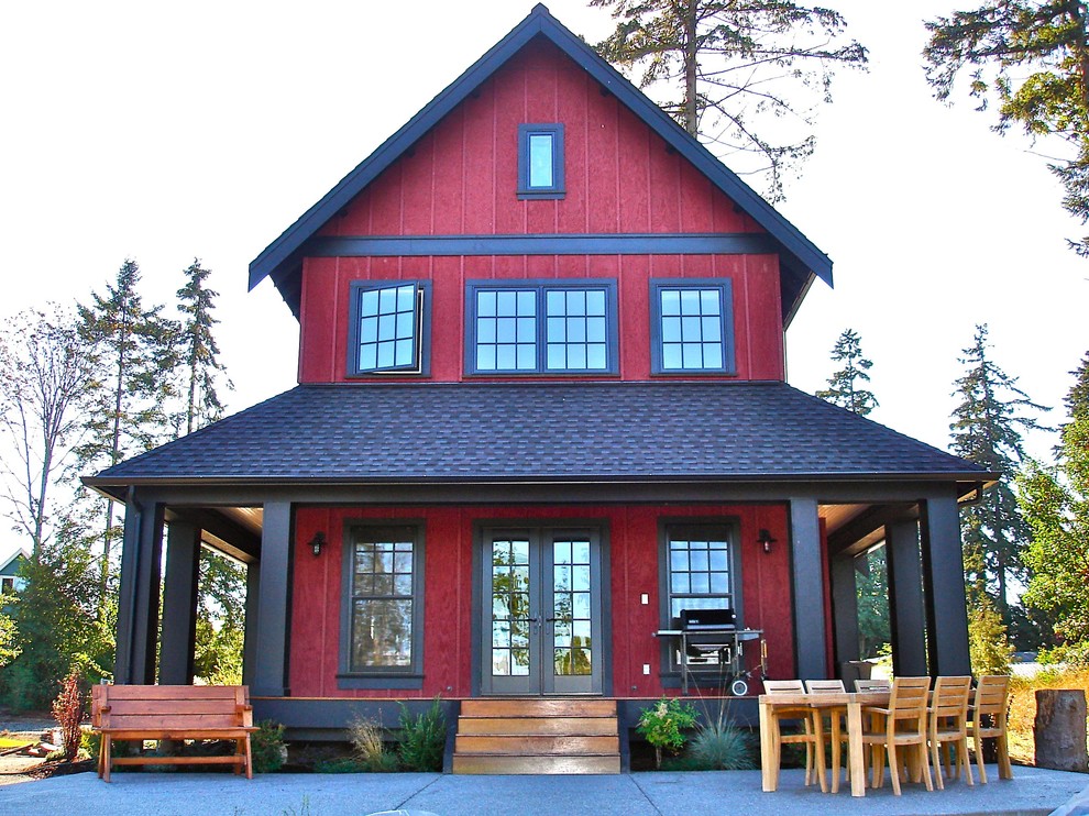 Diseño de fachada de casa roja campestre de tamaño medio de dos plantas con revestimiento de madera, tejado a dos aguas y tejado de teja de madera