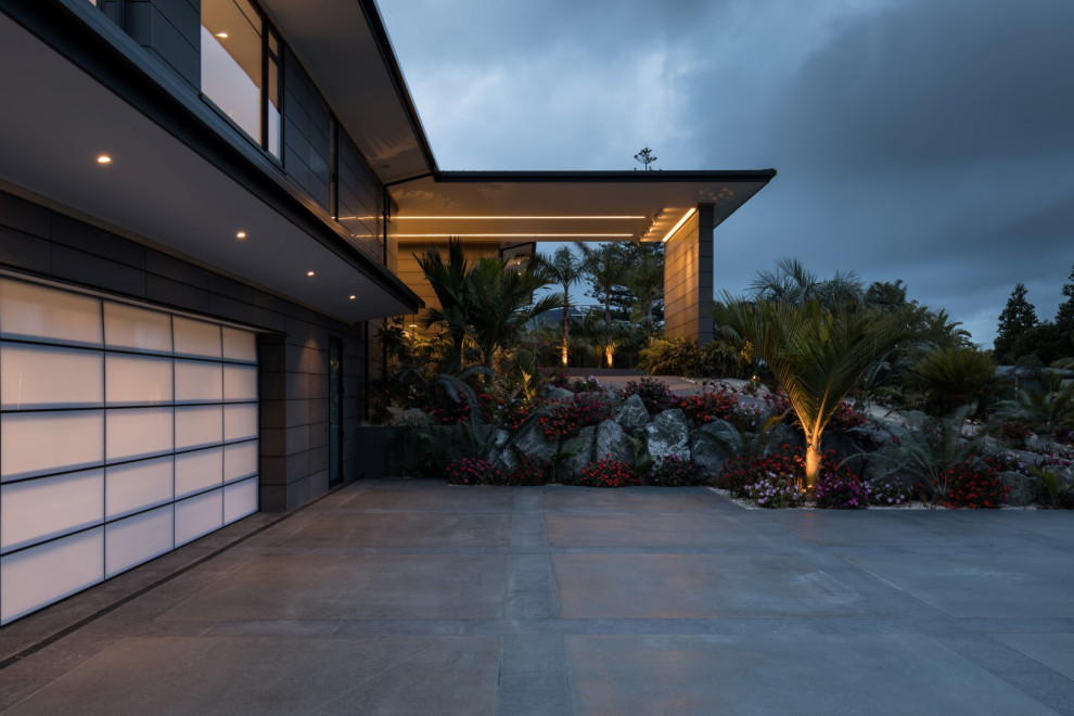 Foto de fachada de casa gris minimalista extra grande de tres plantas con revestimiento de hormigón, tejado plano y tejado de metal