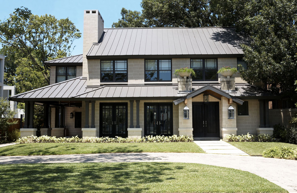 Zweistöckiges Klassisches Haus mit Betonfassade und Blechdach in Dallas