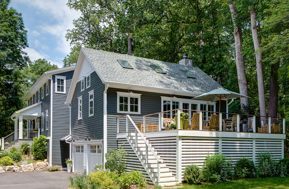 Imagen de fachada de casa azul tradicional renovada grande de dos plantas con revestimiento de madera, tejado a dos aguas y tejado de teja de madera