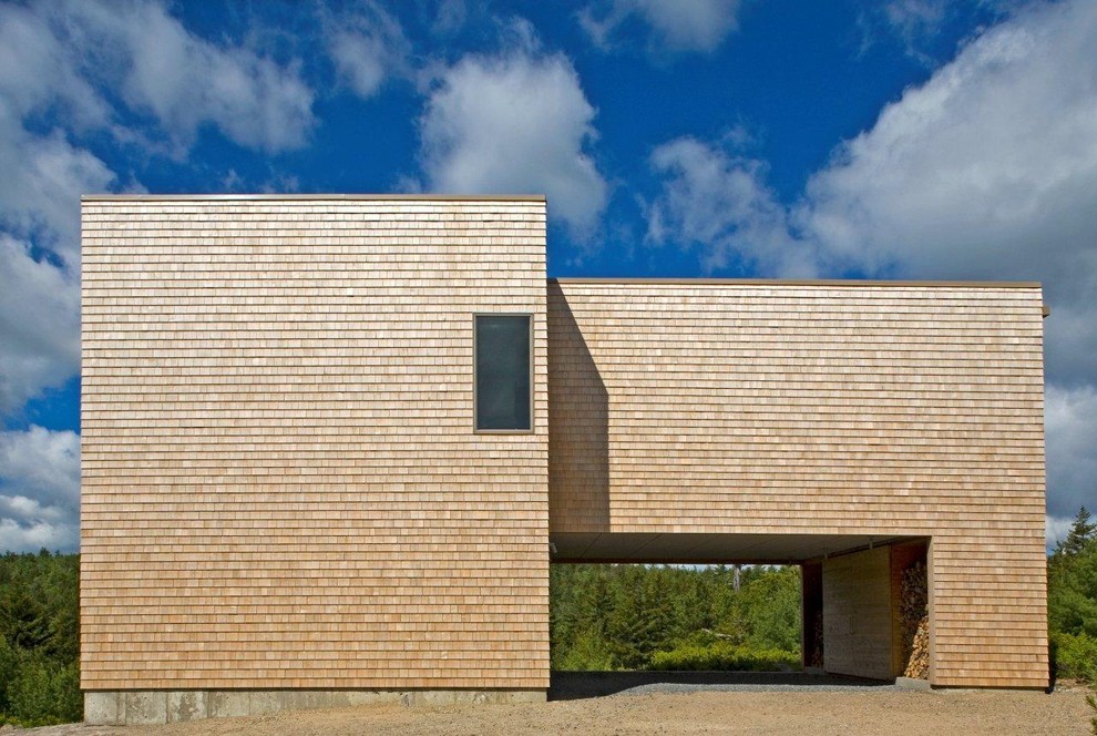 Diseño de fachada contemporánea de tamaño medio con revestimiento de madera