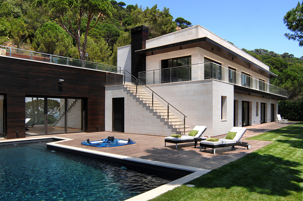 Design ideas for a contemporary house exterior in Barcelona.