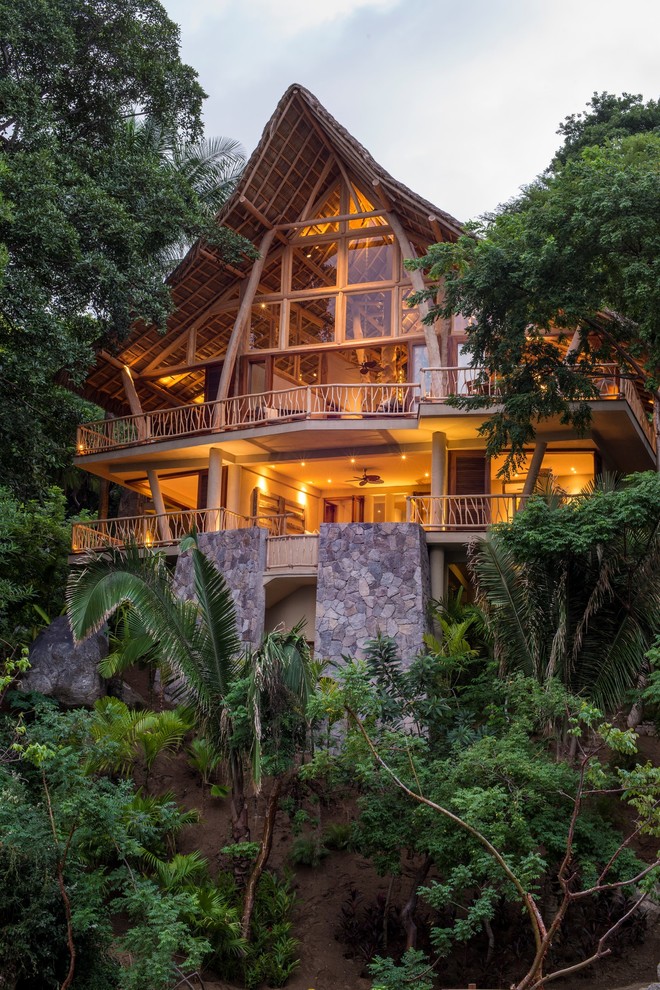 Zweistöckiges Haus mit Glasfassade und beiger Fassadenfarbe in Hawaii