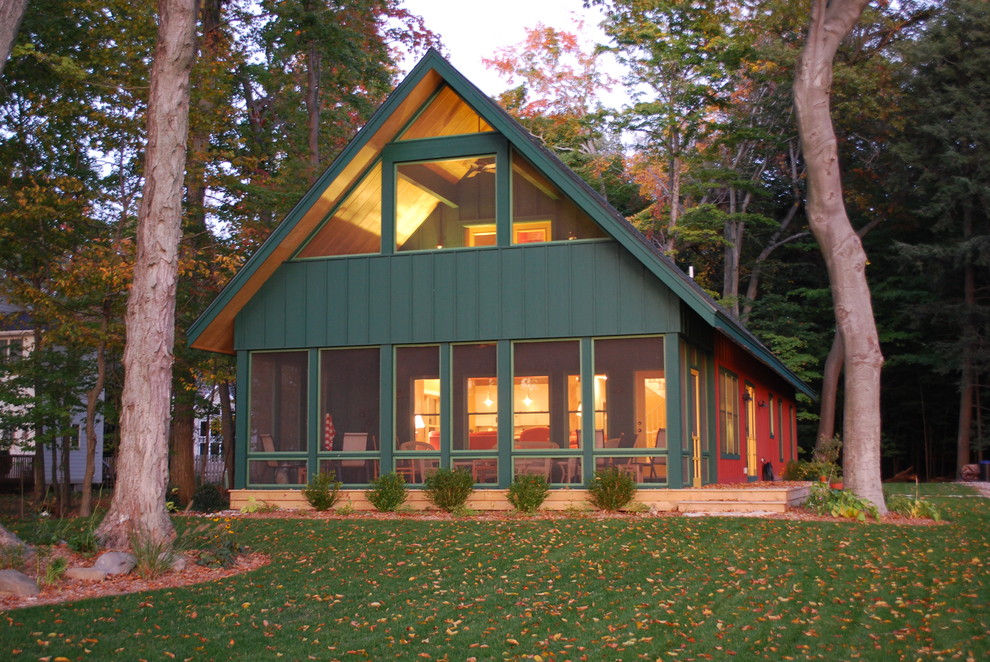 Foto på ett mellanstort rustikt grönt hus