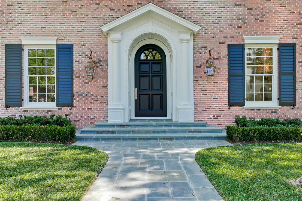 Immagine della facciata di una casa classica con rivestimento in mattoni