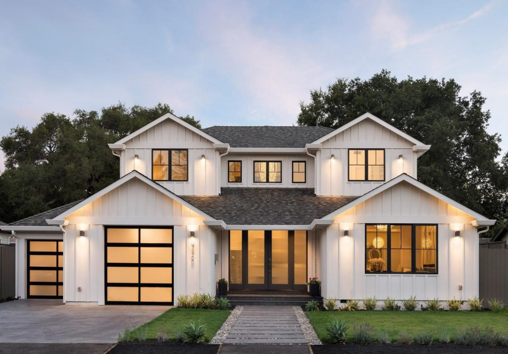 Großes, Zweistöckiges Landhausstil Einfamilienhaus mit Faserzement-Fassade, weißer Fassadenfarbe, Satteldach und Schindeldach in San Francisco