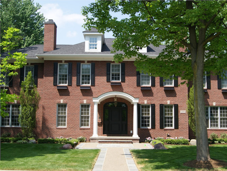 Geräumiges, Zweistöckiges Klassisches Haus mit Backsteinfassade, roter Fassadenfarbe und Satteldach in Detroit
