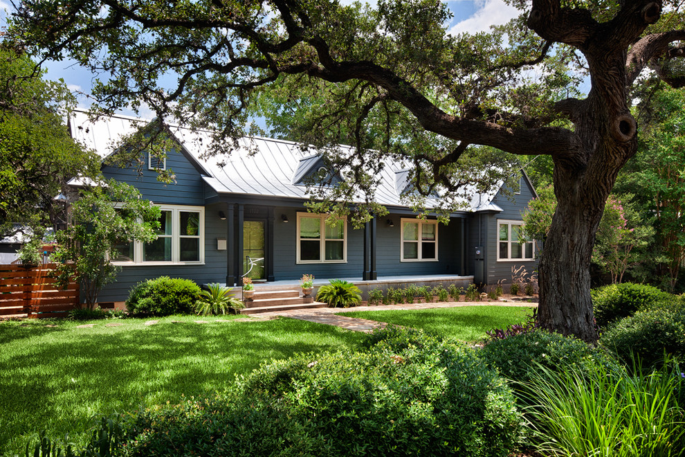 Einstöckige Klassische Holzfassade Haus mit blauer Fassadenfarbe in Austin