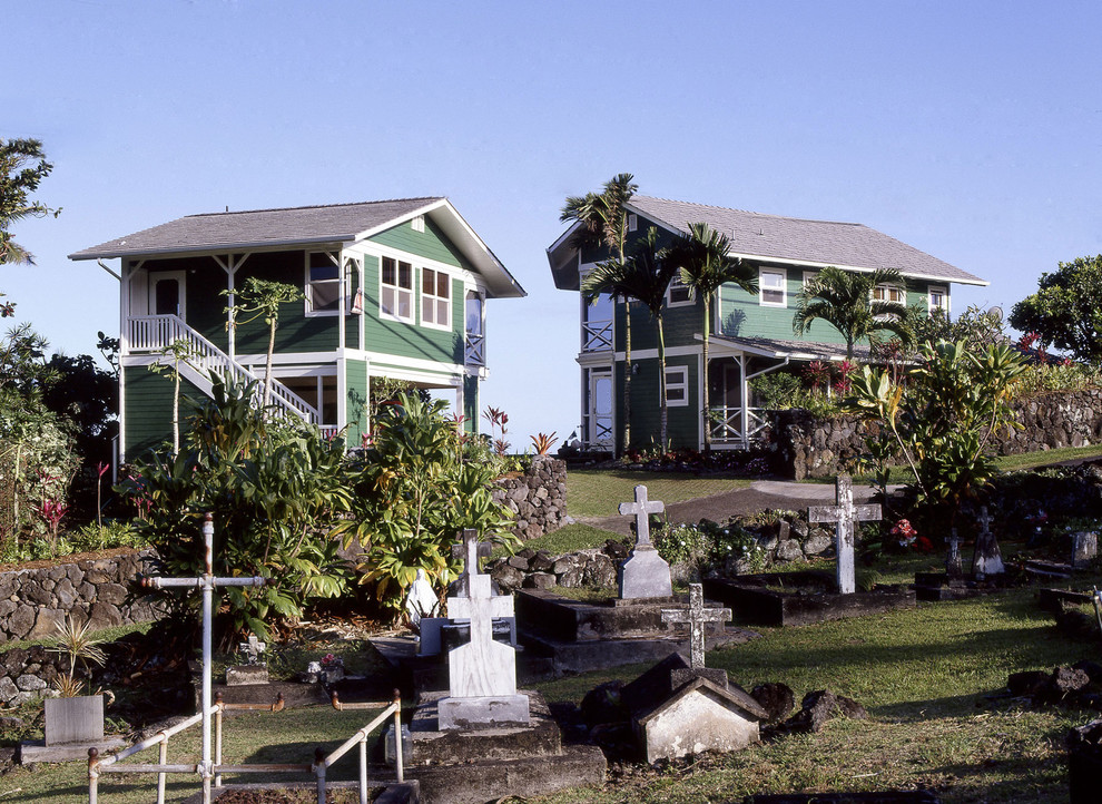 Esempio della facciata di una casa verde tropicale a due piani di medie dimensioni