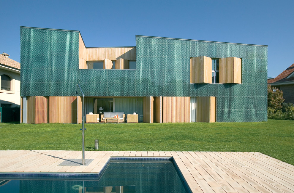 Свежая идея для дизайна: огромный, двухэтажный, зеленый дом в современном стиле с комбинированной облицовкой и односкатной крышей - отличное фото интерьера