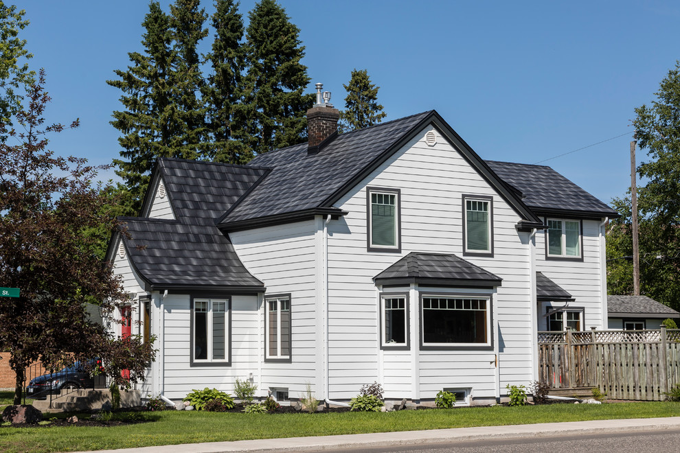 Quaint Cottage with Clapboard Siding in Thunder Bay, Ontario, Canada